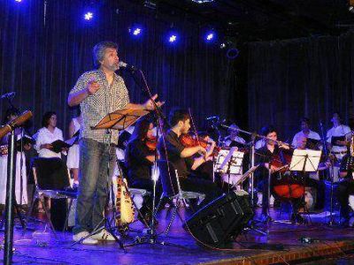 Homenaje a Luis Spinetta en el aula magna