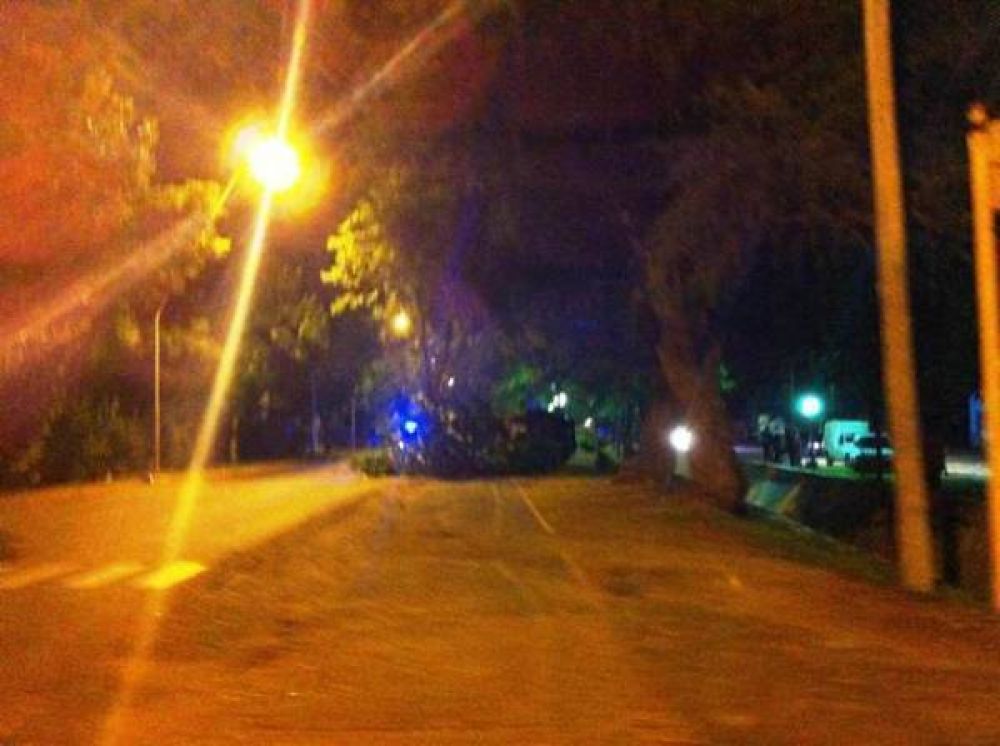 Juana Koslay: un automovilista choc� contra un poste y volc�