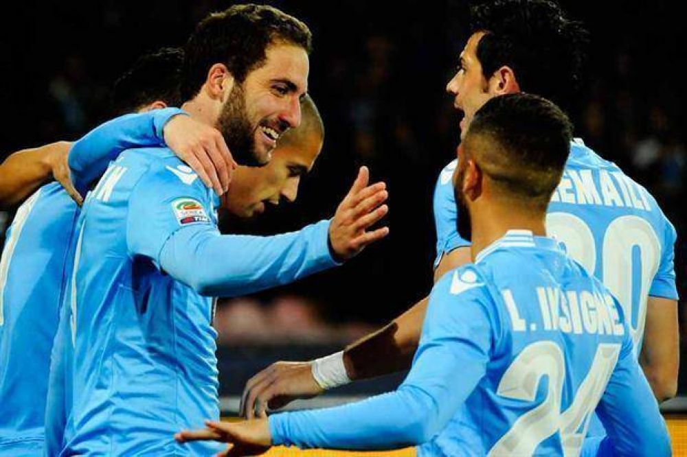 Con un gol de Pipita Higua�n, Napoli venci� a Inter para seguir en la pelea
