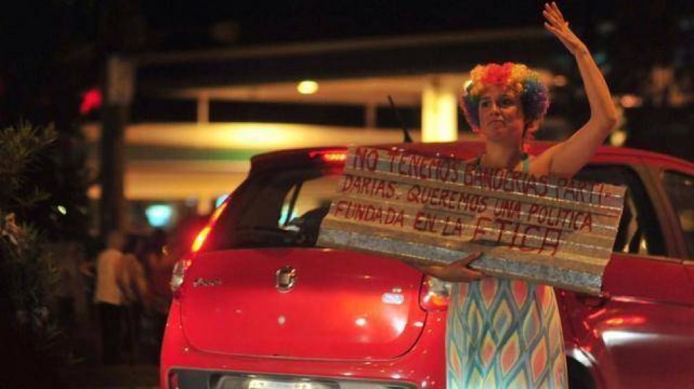 Con m�sica y baile, volvieron a pedir la renuncia de Alperovich
