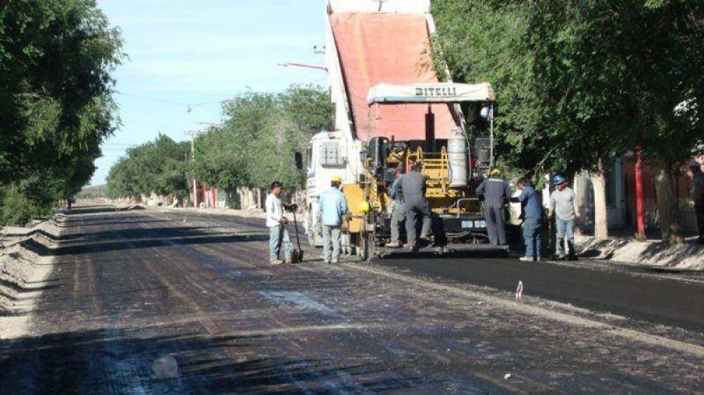 Comenz� una hist�rica obra de asfalto en Maquinchao