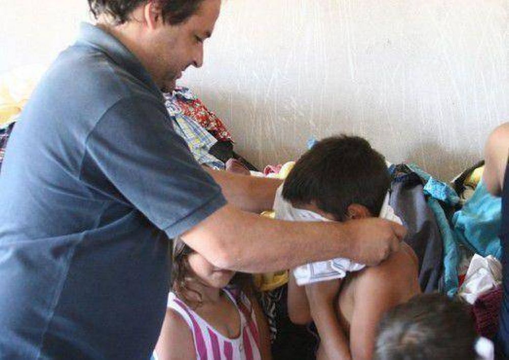El Frente Renovador don� ropa en el Barrio Ranchos