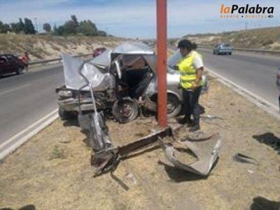 Hombre muere al chocar contra una columna de iluminaci�n