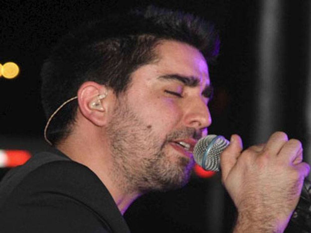 Alex Ubago rob� suspiros femeninos e hizo cantar a Santa Luc�a