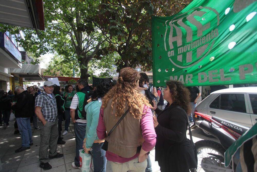 Trabajadores estatales y m�dicos paran esta semana