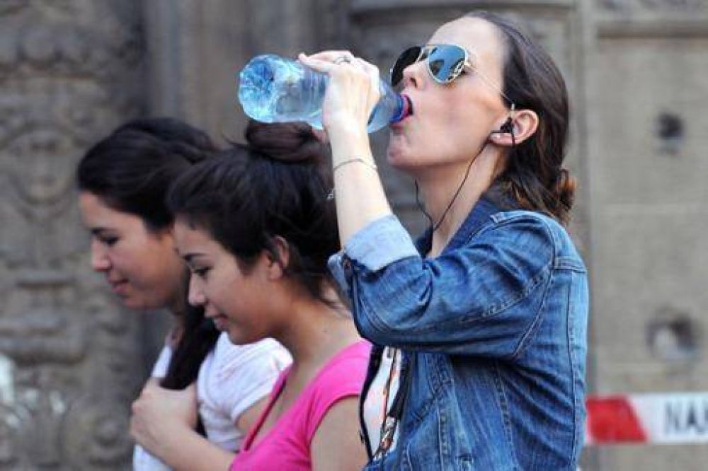 Recomiendan no exponerse al sol y aumentar el consumo de l�quidos frente a las altas temperaturas