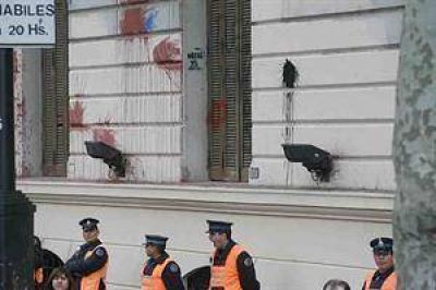 Destrozos y pintadas en el frente de la Jefatura de Gobierno porte�a