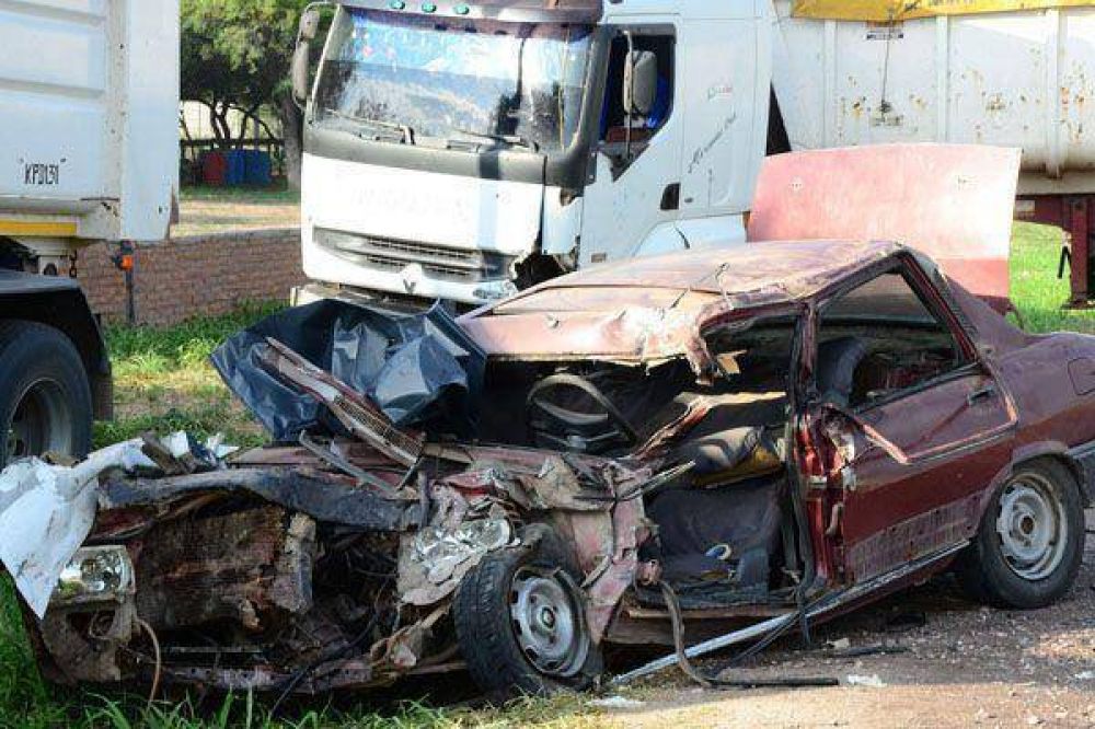 Un hombre y una mujer polic�a perdieron la vida en dos siniestros viales