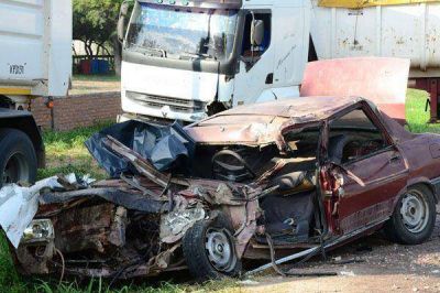 Un hombre y una mujer polic�a perdieron la vida en dos siniestros viales