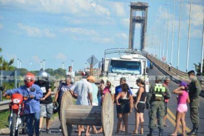 Vecinos del barrio San Pedro Pescador cortaron el puente interprovincial