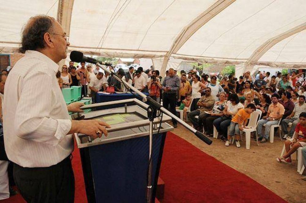Bacileff Ivanoff encabez� entrega de 125 viviendas del programa "Techo Digno"