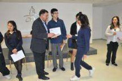 El Intendente Miguel Isa particip� de la entrega de 900 certificados en la Escuela de Artes y Oficios