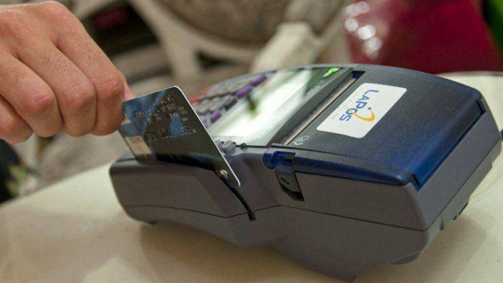 En la primera semana del recargo del 35%, cayeron las compras en dlares con tarjeta