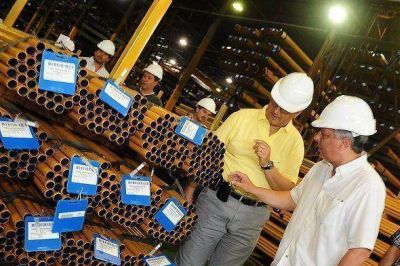 Zamora recorri� una de las empresas de tubos m�s importantes del pa�s