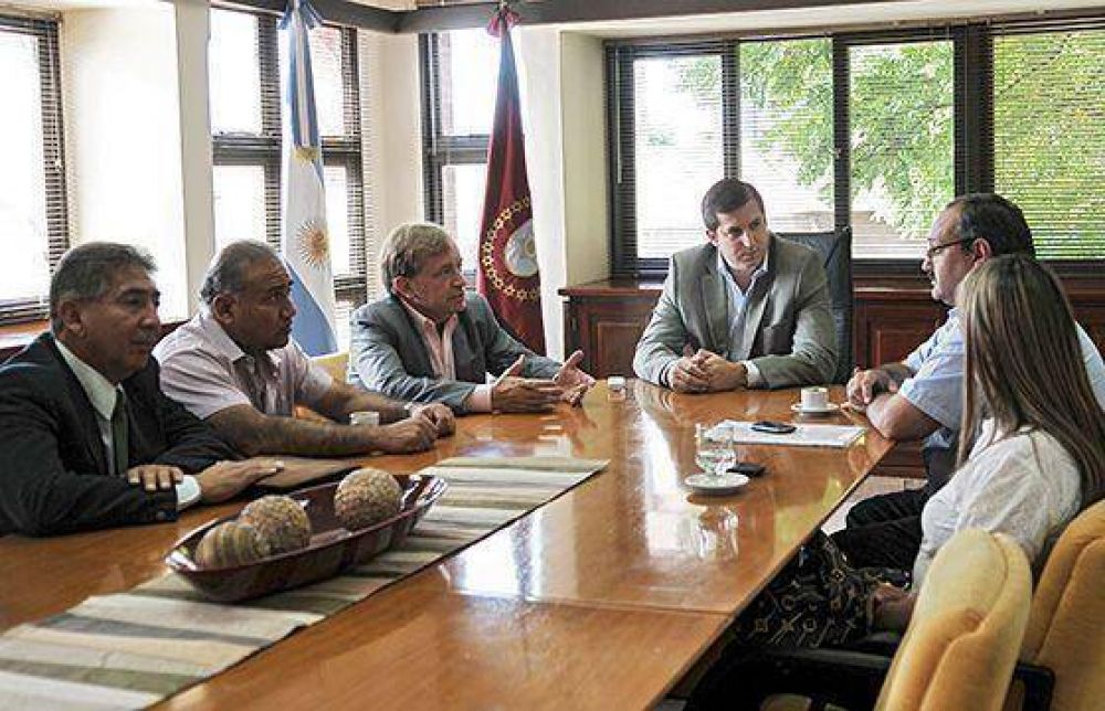 El ministro Sylvester se reuni� con miembros del Frente para la Victoria