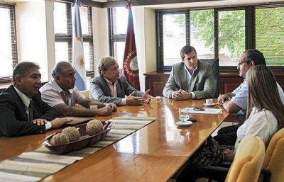 El ministro Sylvester se reuni� con miembros del Frente para la Victoria