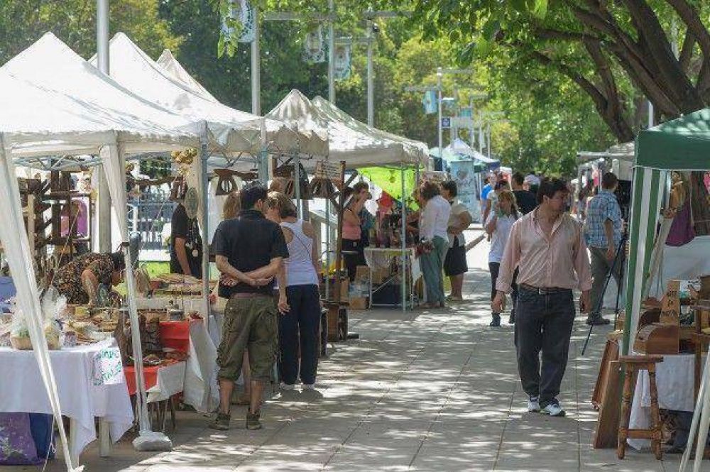 Comenz� la 7� edici�n de la Feria del Regalo en el Memorial de la Bandera