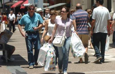 Hoy definen el horario de cierre de los comercios para las fiestas