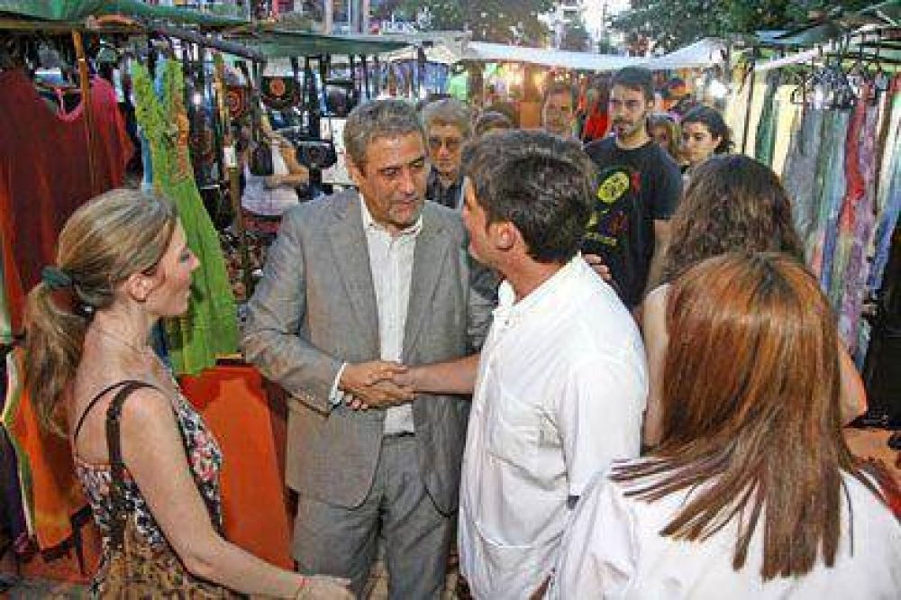 Ferraresi recorri� la Muestra Anual de artesanos en Plaza Alsina