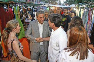 Ferraresi recorri� la Muestra Anual de artesanos en Plaza Alsina