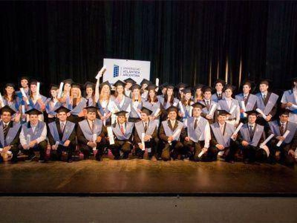LA UNIVERSIDAD ATL�NTIDA ARGENTINA REALIZ� SU ACTO DE COLACI�N DE GRADOS