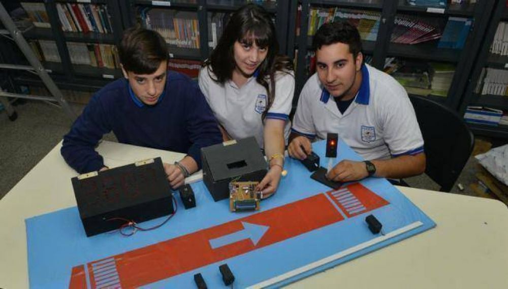 Alumnos crean sistema que otorga luz verde a ambulancias