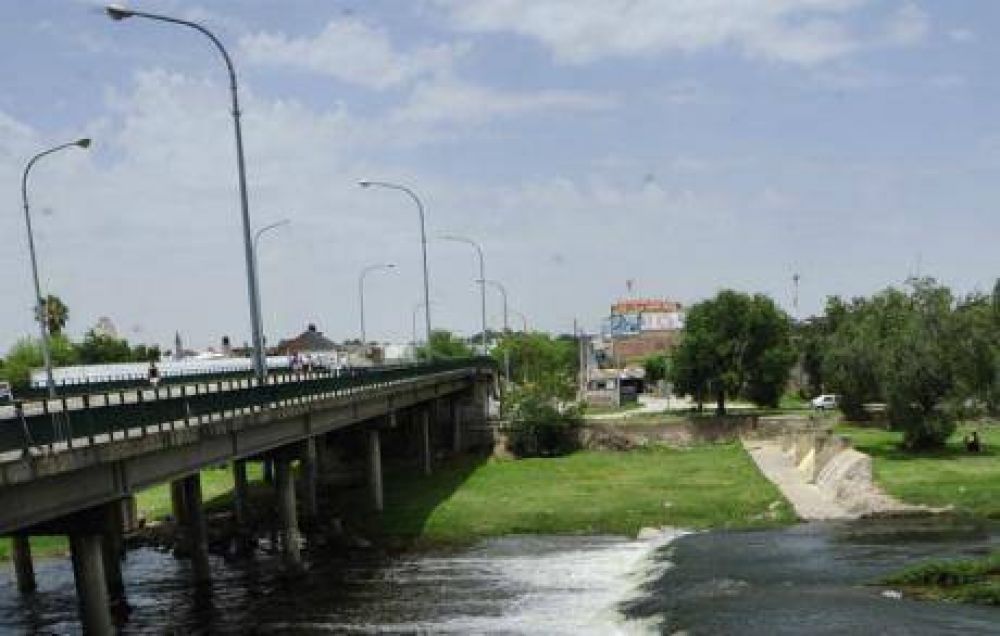 Chico se ahog� al caer del puente