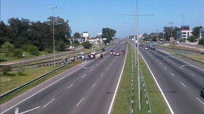 Se acostaron en un colch�n en plena Panamericana y asaltaron un micro con 51 pasajeros de Misiones