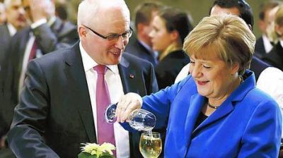 Merkel asume su tercer mandato al frente de una �gran coalici�n�