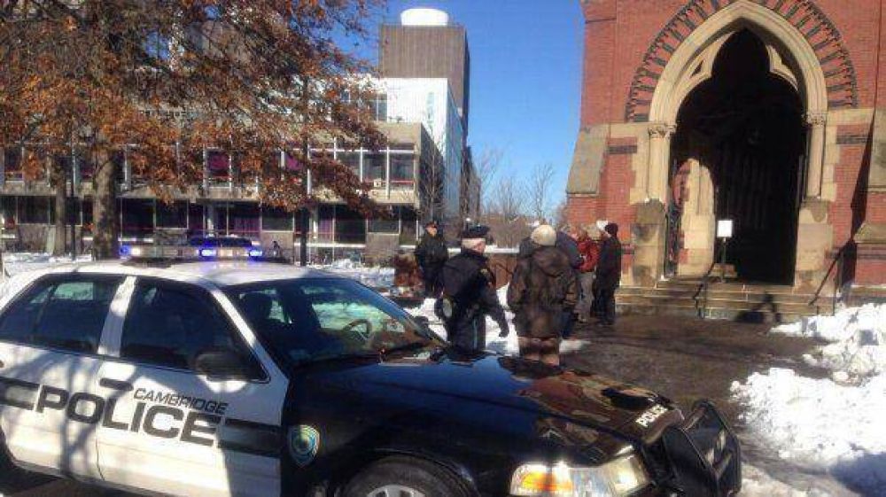 Evacuan cuatro edificios de Harvard por amenaza de bomba