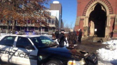 Evacuan cuatro edificios de Harvard por amenaza de bomba