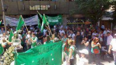 Urgente: Incidentes en marcha de estatales en busca de aumento salarial