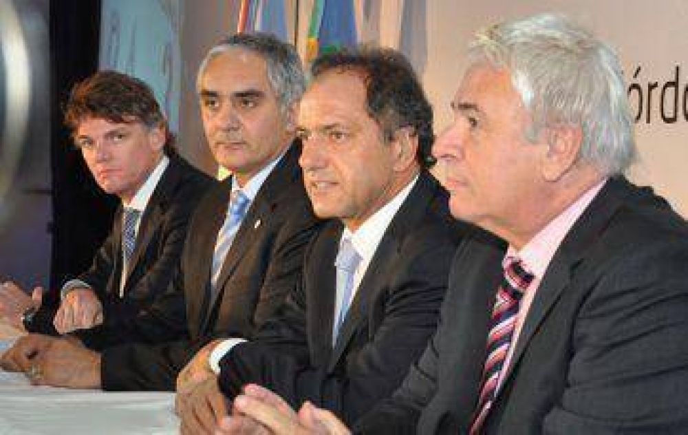 �Foto pol�mica?: Scioli con De la Sota