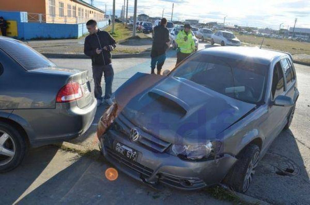 Conductor inhabilitado choc� a un auto dejando heridas a una mujer y su beb�