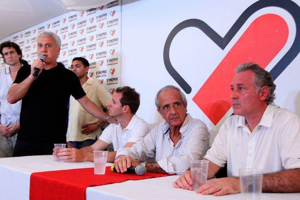 Con insultos para la �ltima gesti�n, D'Onofrio asumi� como presidente en River