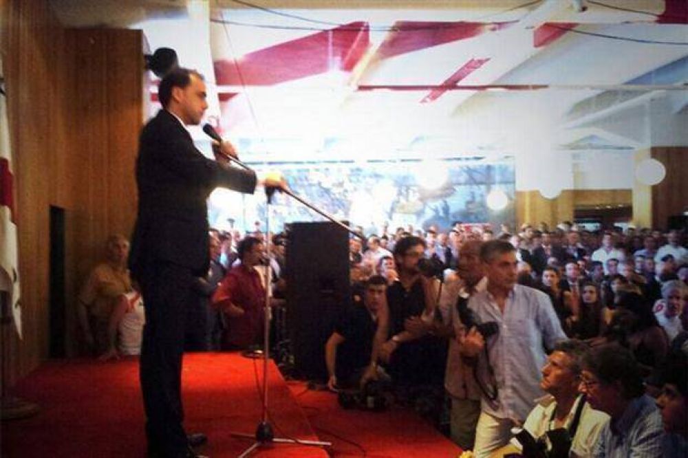 Insultos y silbidos para Diego Turnes: "No te olvid�s que nos mandaste a la B"