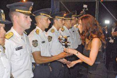 La gobernadora presidi� el egreso de 59 oficiales y 402 agentes de Polic�a