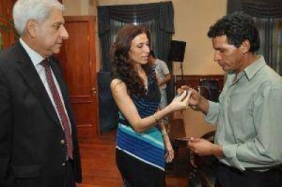 La gobernadora entreg� camiones a tres pueblos del interior santiague�o