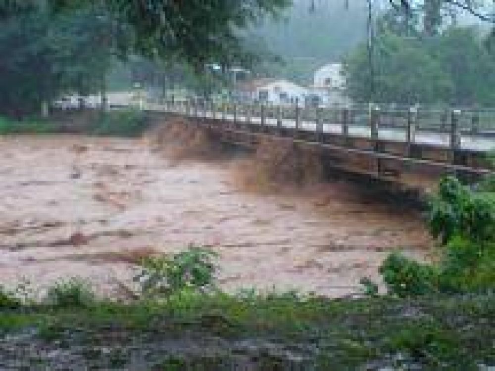 El puente sobre el r�o Carapar� a punto de caer