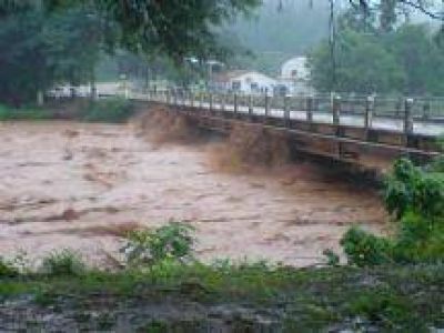 El puente sobre el r�o Carapar� a punto de caer
