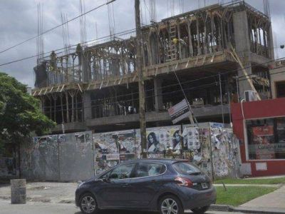 Denuncian el avance irregular de obras en un edificio de altura