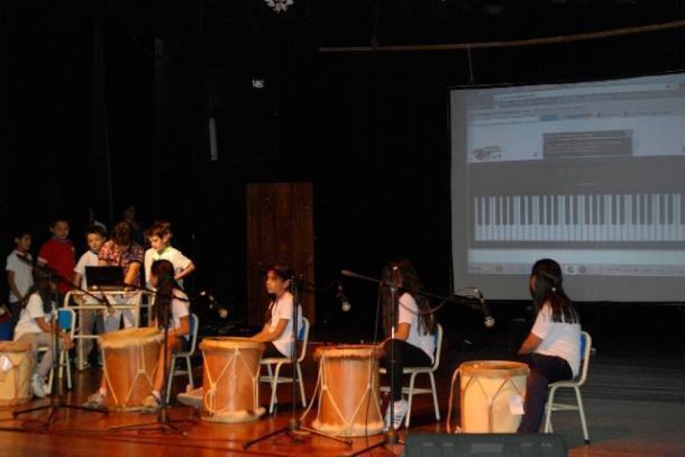 Las escuelas p�blicas digitales despidieron el a�o con arte y m�sica