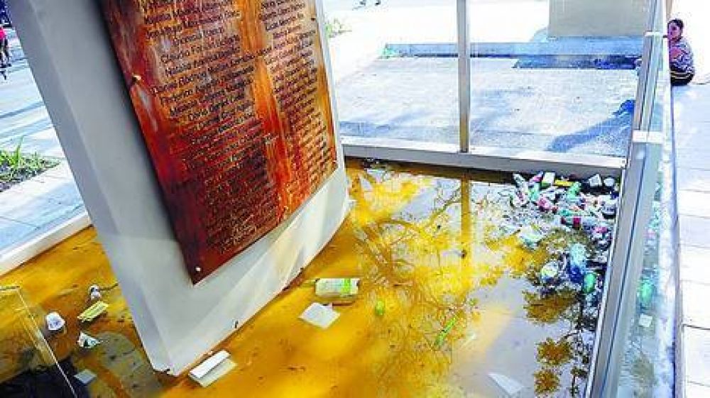 El monumento a las v�ctimas de Once, sucio y descuidado
