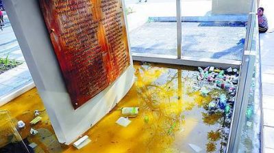 El monumento a las v�ctimas de Once, sucio y descuidado