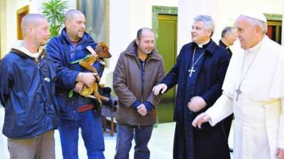 Francisco celebr� su cumplea�os con cuatro �sin techo� y una misa