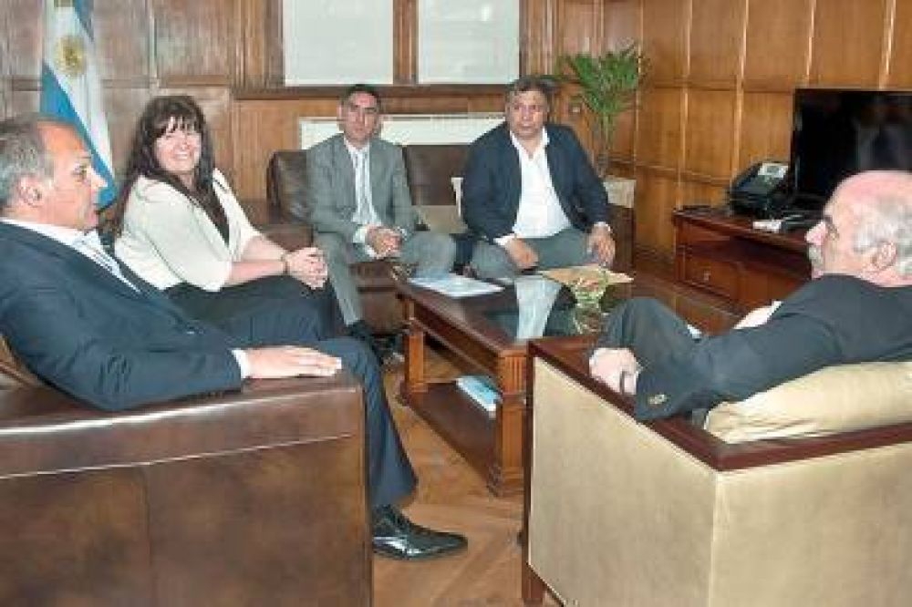 Buzzi se reuni� con Casamiquela por el grave conflicto en Alpesca
