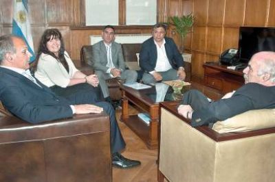 Buzzi se reuni� con Casamiquela por el grave conflicto en Alpesca