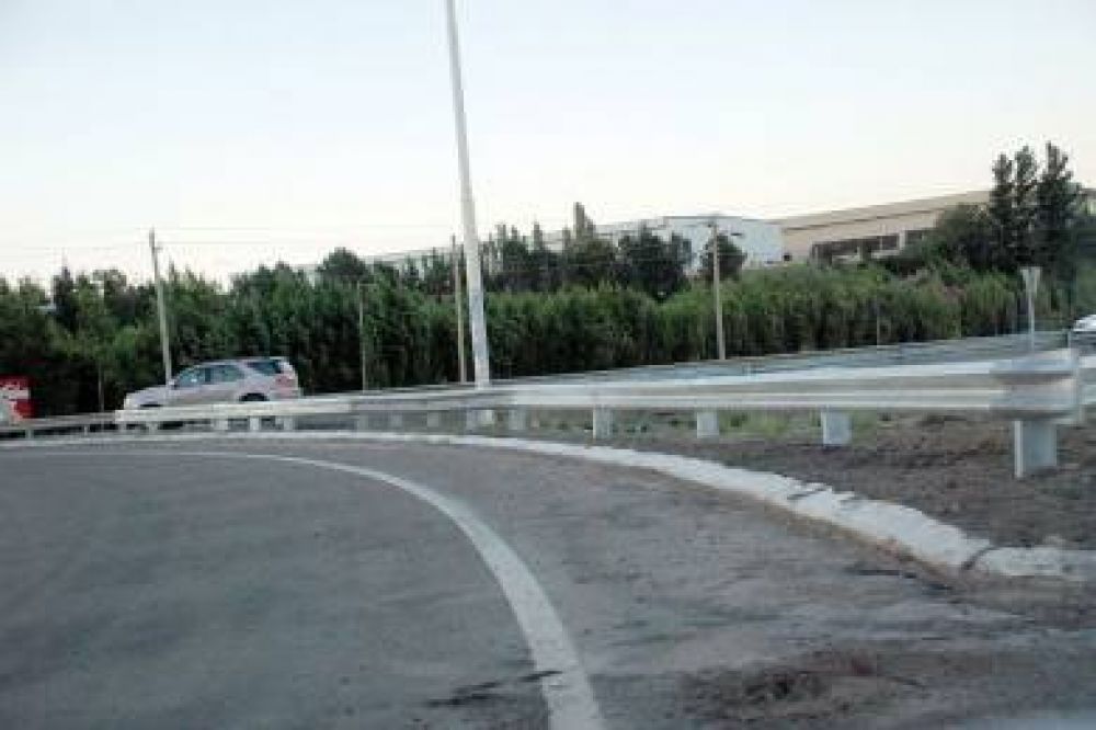 Vialidad Provincial coloca guardrail en la rotonda de rutas 3 y 26