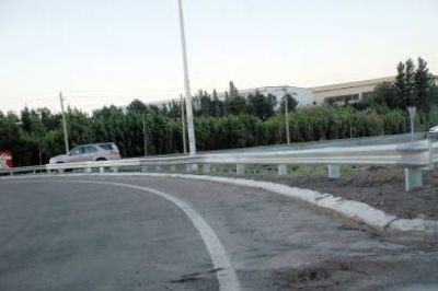 Vialidad Provincial coloca guardrail en la rotonda de rutas 3 y 26