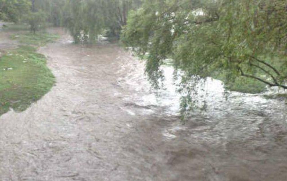 Ocho evacuados al desbordar el r�o Suqu�a en La Calera